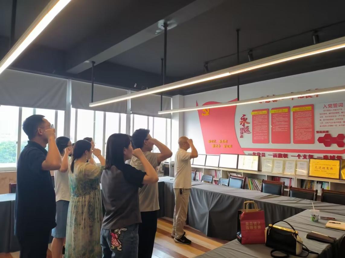 一群人站在室内AI 生成的内容可能不正确。